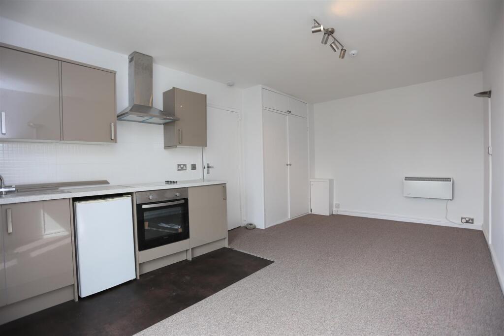 8, 19 Brunswick Square Kitch.JPG