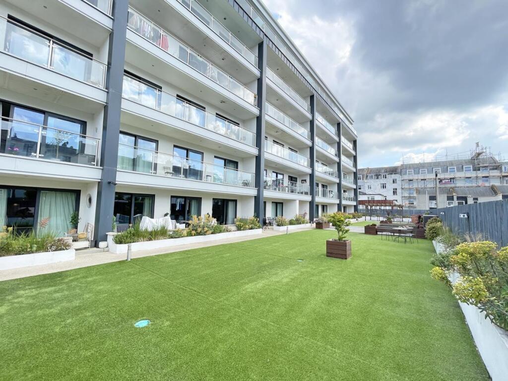 Peirson House 63 - Communal Garden 3.jpg