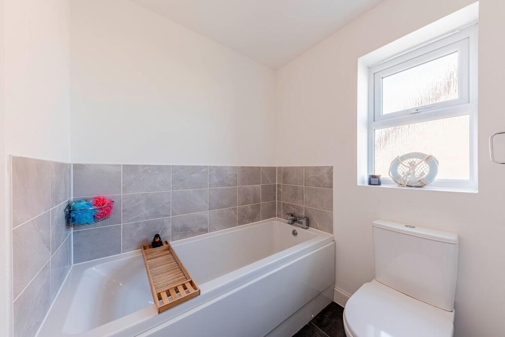 Bathroom W.C (2)