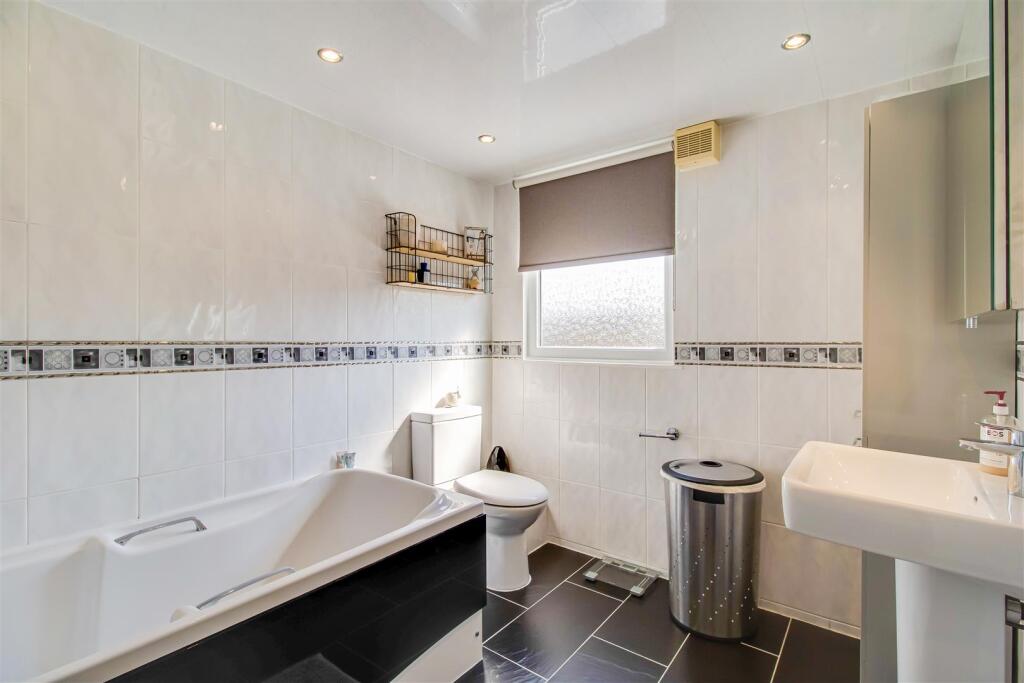 FAMILY BATHROOM/W.C.