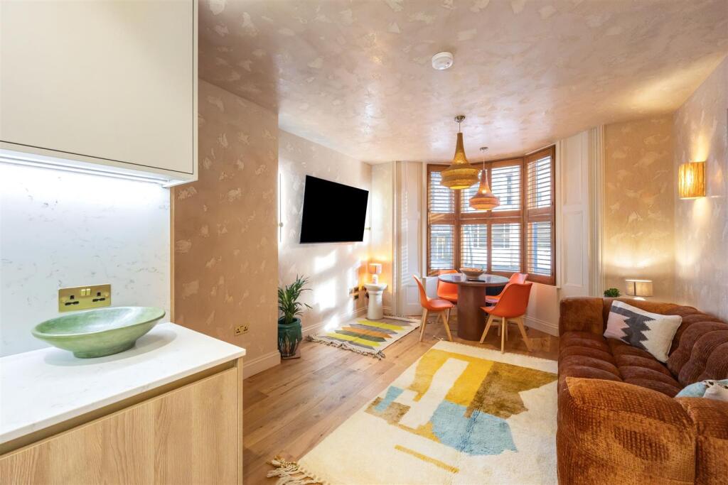 7B Queen Sq Lounge c.jpeg