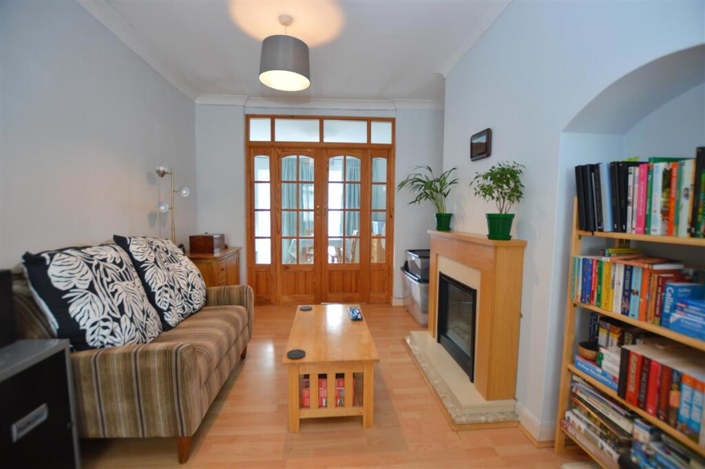 80 Wills Crescent living room2.JPG