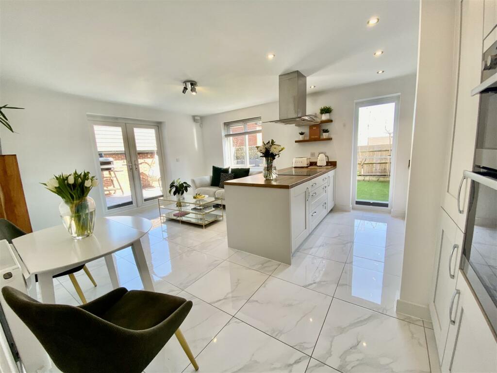 KITCHEN/BREAKFAST ROOM