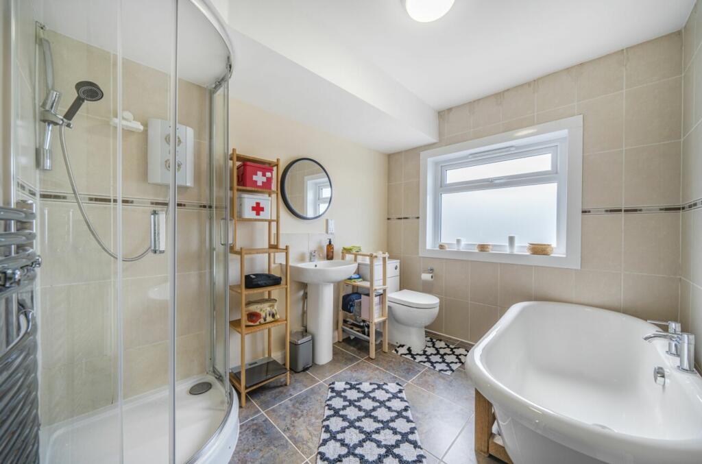 First Floor En-Suite Bathroom