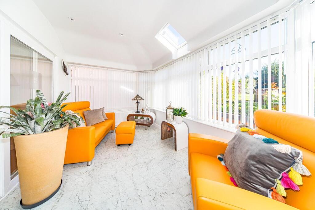 20 Hillschool Road sun lounge.jpg