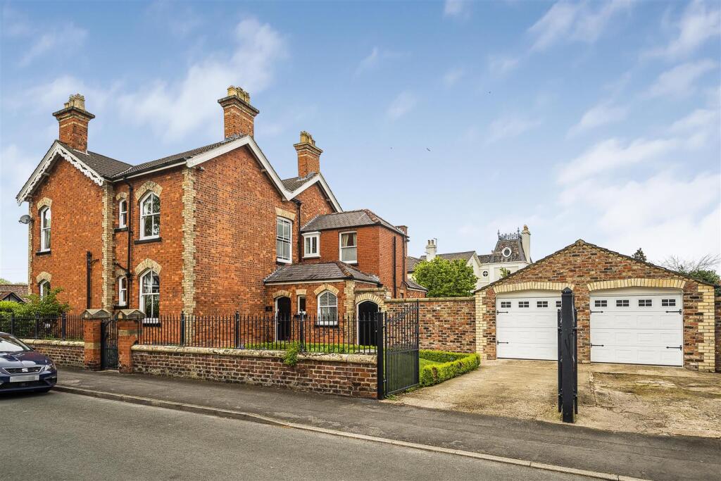 DOUBLE GARAGE / PARKING