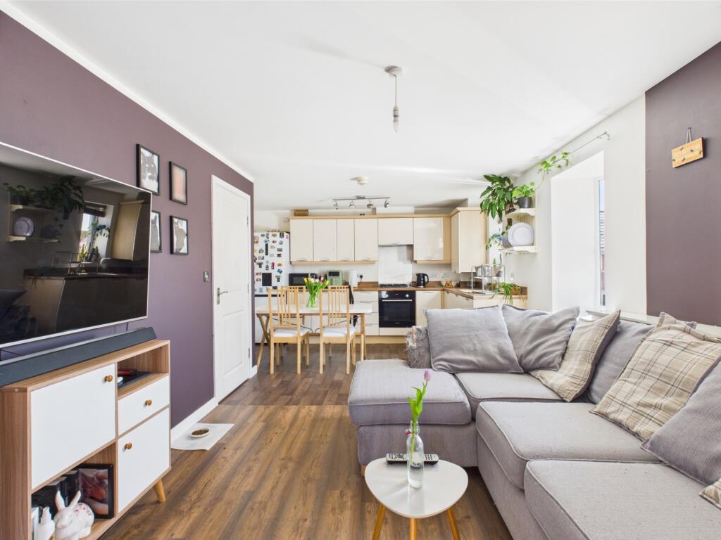 CAM03729G0-PR0049-STILL006