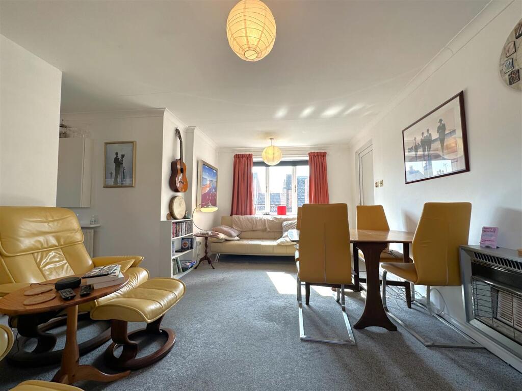 Large Living Space 282