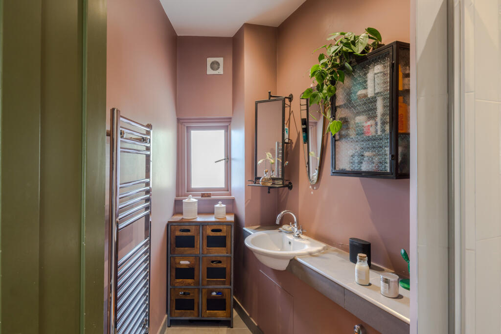 228285 - 28B Cephas Avenue-18.jpg