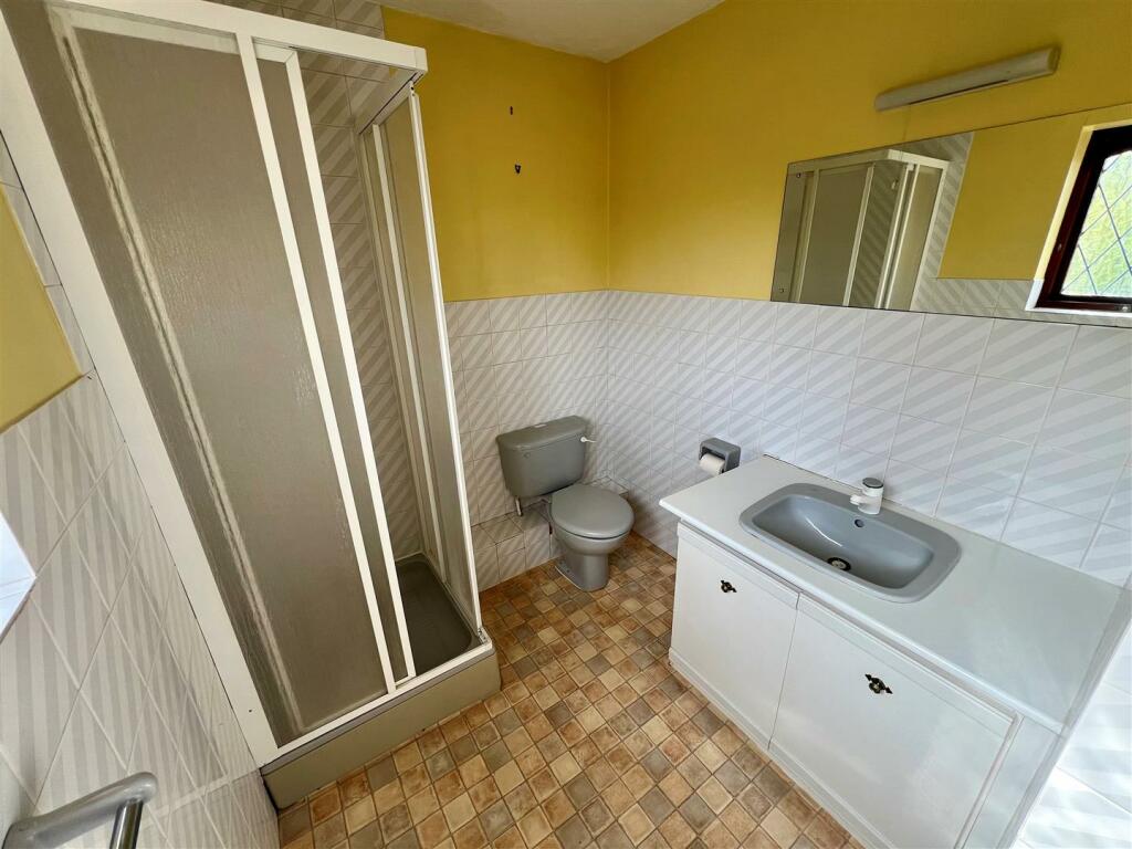 EN SUITE SHOWER ROOM