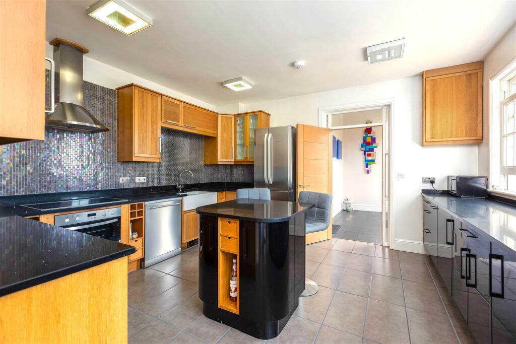 15 - Kitchen.jpg