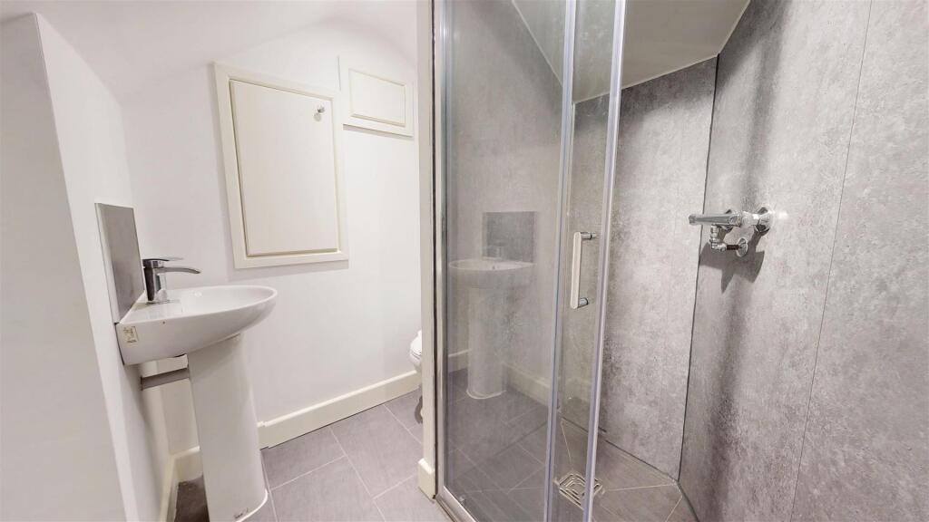 Cross Pit Lane En-Suite