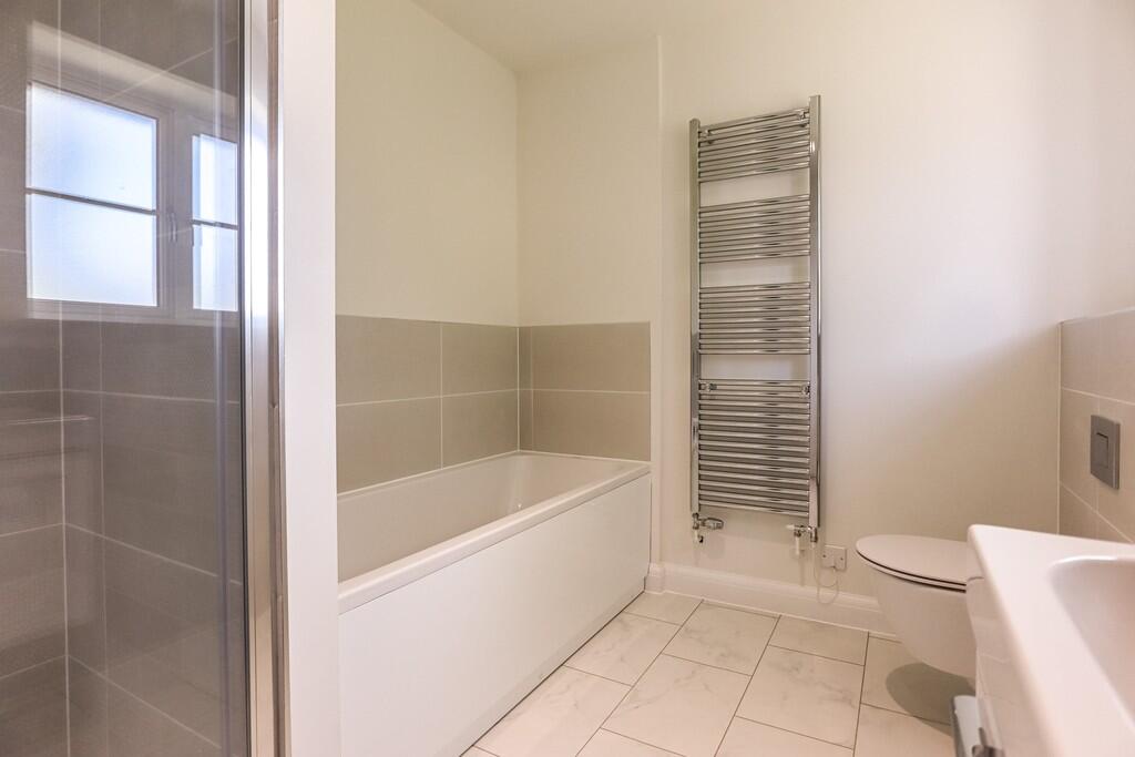 Bedroom 1 en suit...