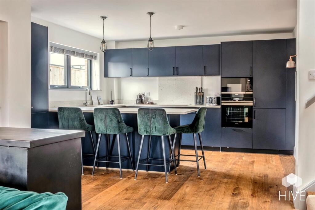 Fully fitted kitchen