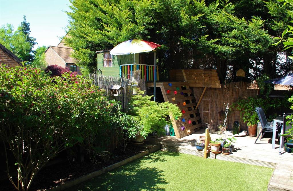 39 Kings Chase KT8 Garden 2 new .jpg