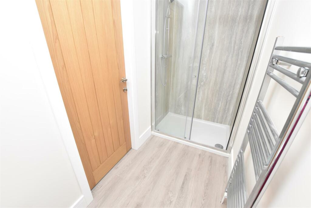 EN SUITE SHOWER ROOM