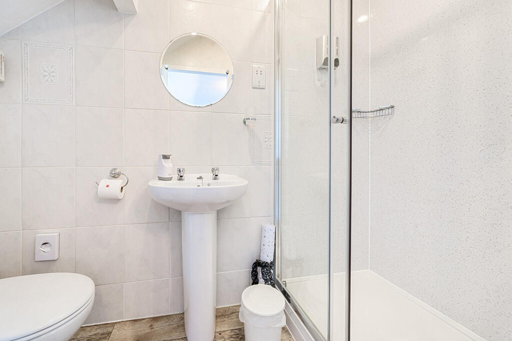 En suite shower r...