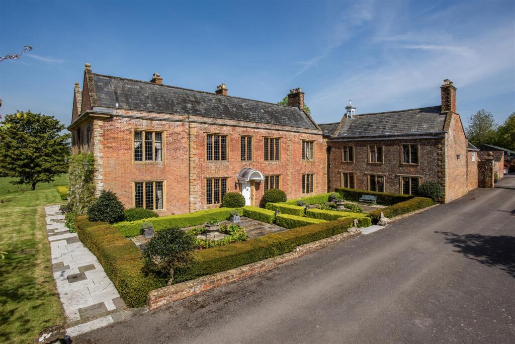 East Facade _DS01943.JPG