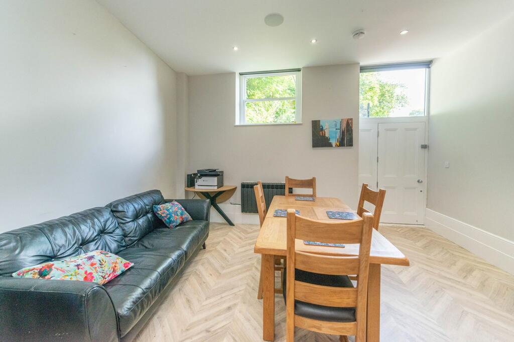 SITTING ROOM/DINING AREA