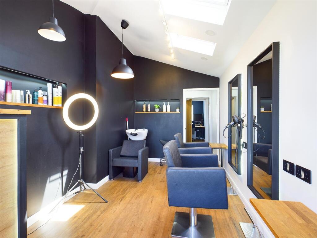 Extension (Salon).