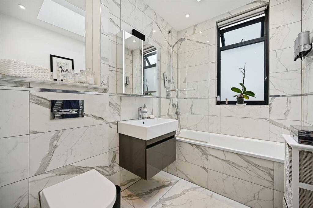 BCHJ - Flat 6, Prince House - Bathroom (4).jpg