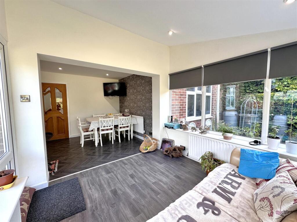 Open-Plan Living/Dining Space 881
