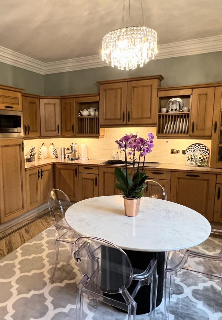 KITCHEN / DINING