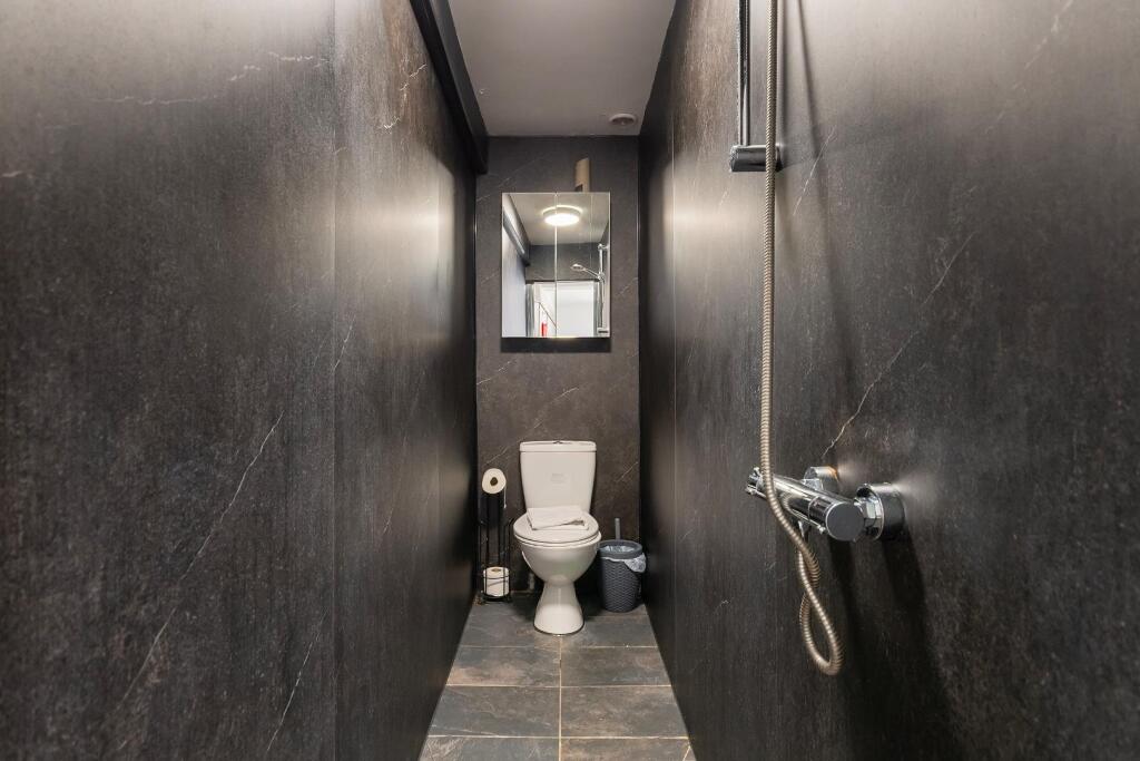 1S5L1CM - Studio Bathroom A.jpg