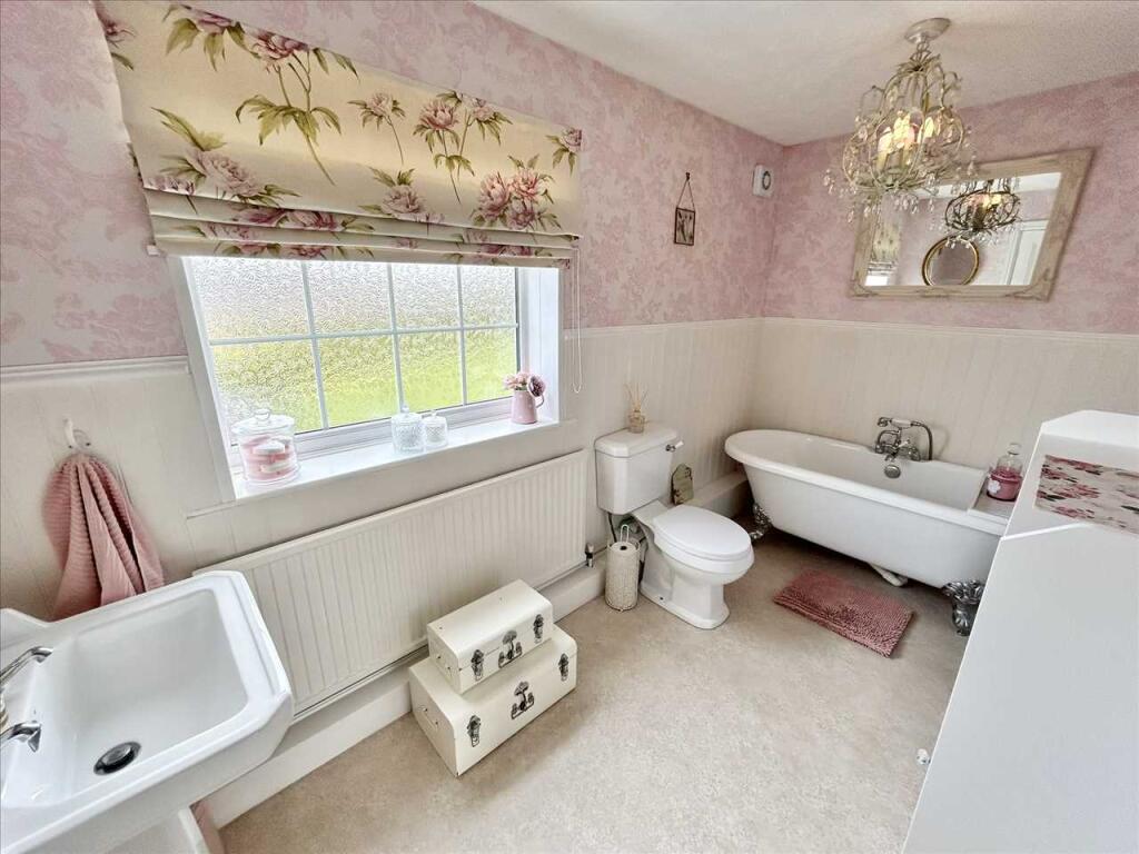 EN-SUITE BATHROOM
