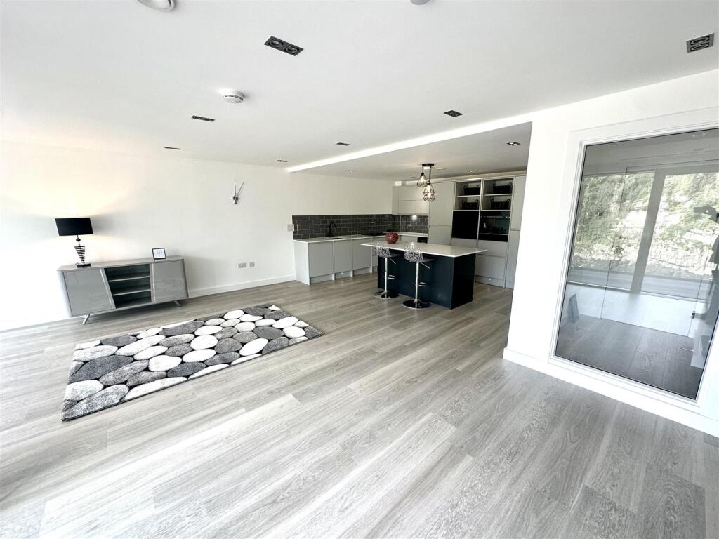 KITCHEN/FAMILY/DINING ROOM