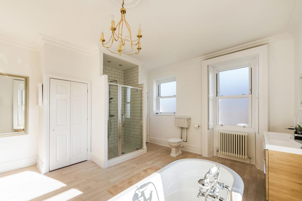 En-Suite Bathroom (view b)