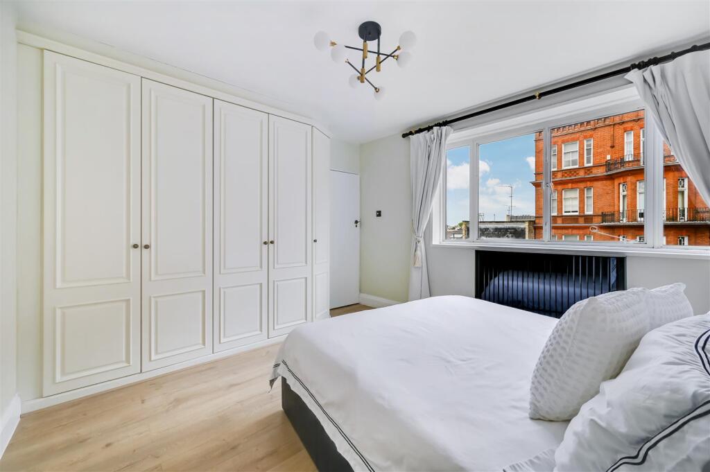 PALACE GATE, 10, 23-9_.jpg