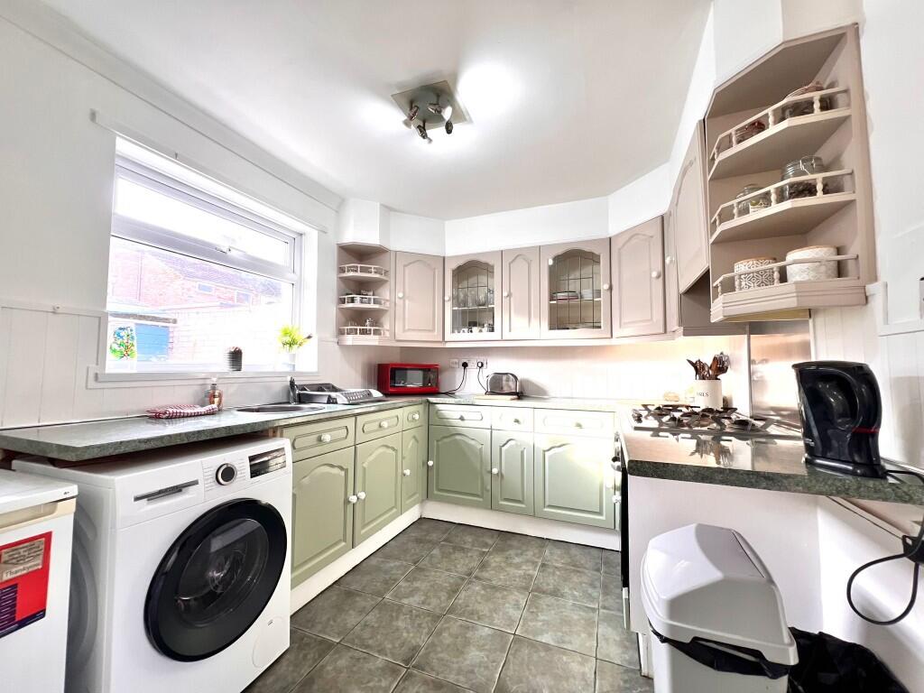 FITTED KITCHEN