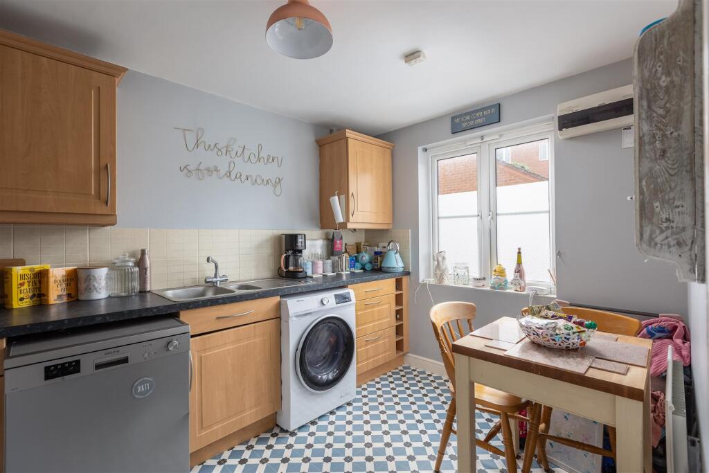 Gault Close 2 Kitchen-1.jpg