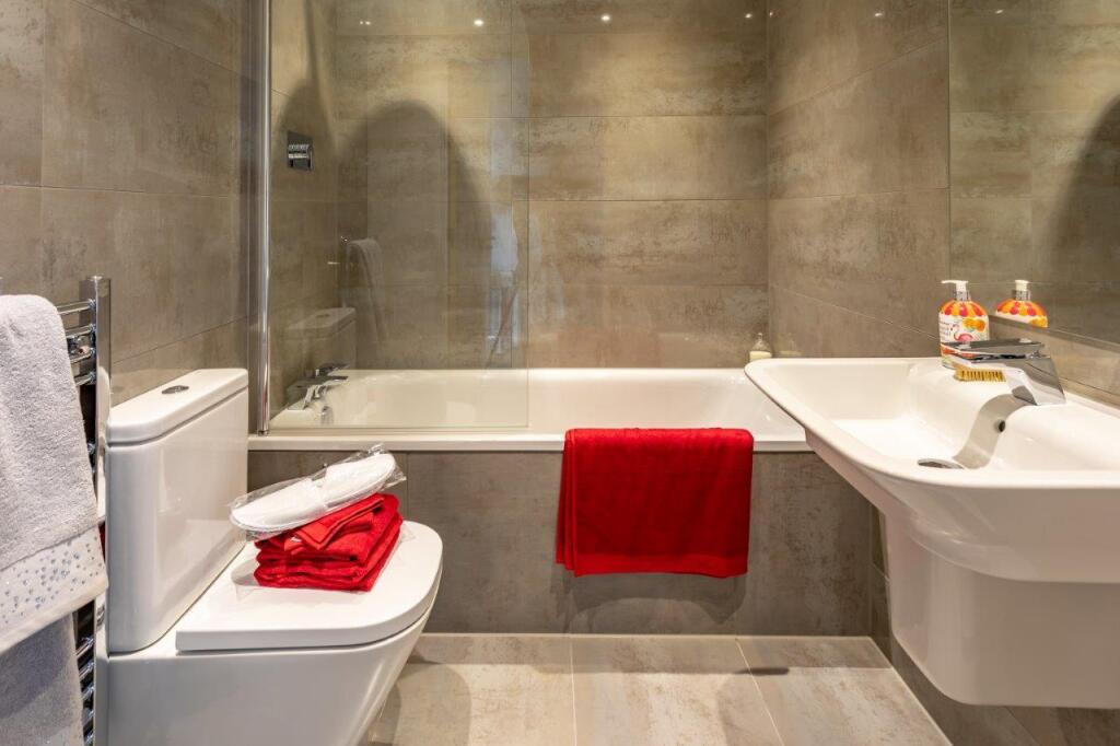 6 Bathroom.jpg