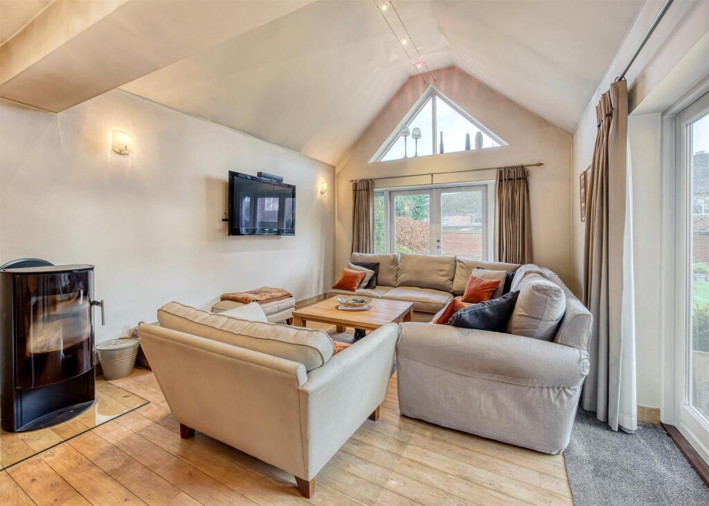 6 Engleton Lane-living3.jpg
