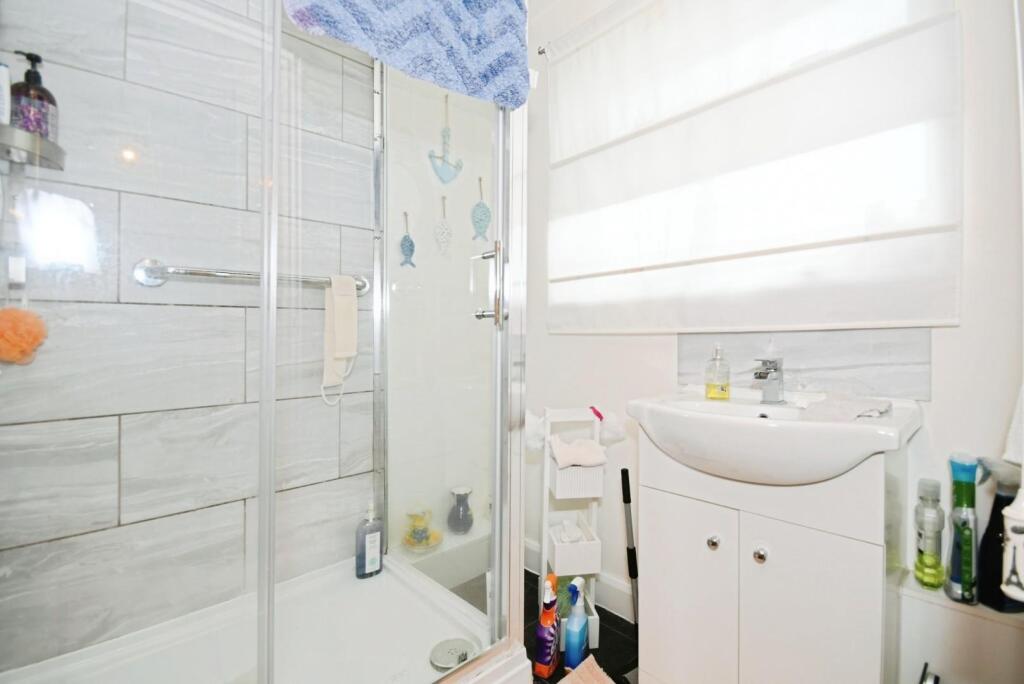 SHOWER ROOM.jpg