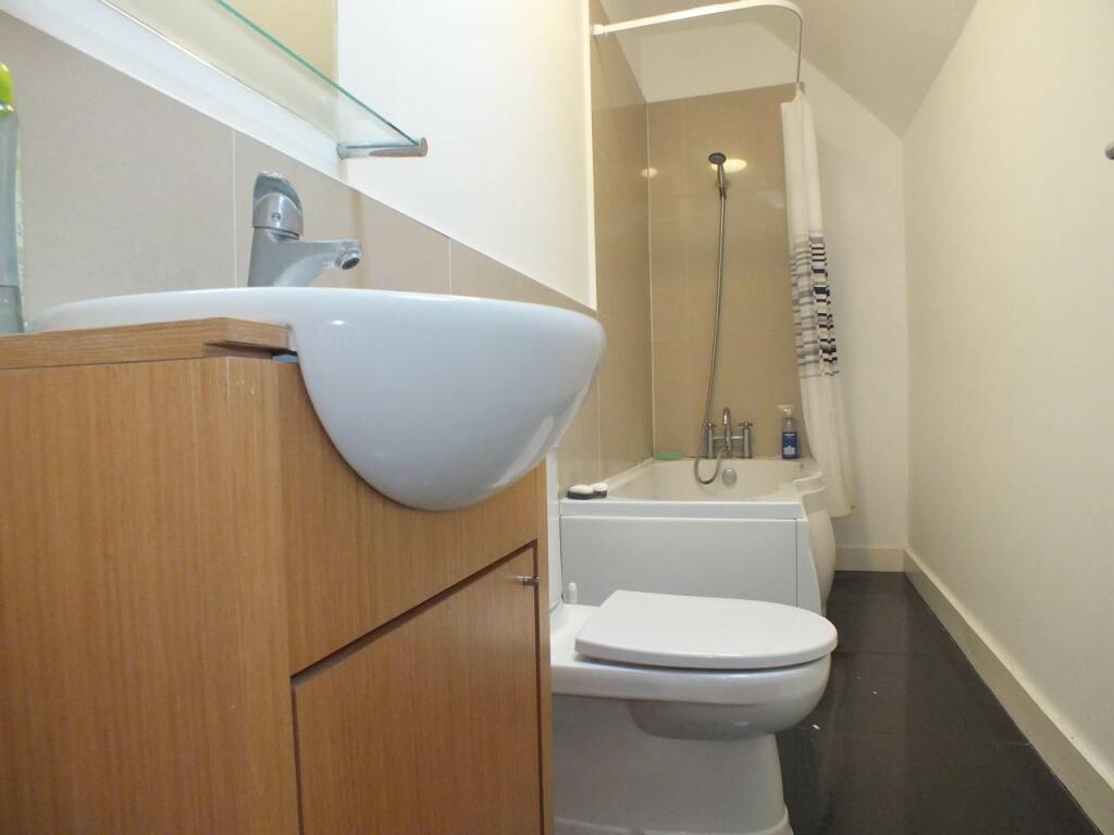 13AR - Bathroom2