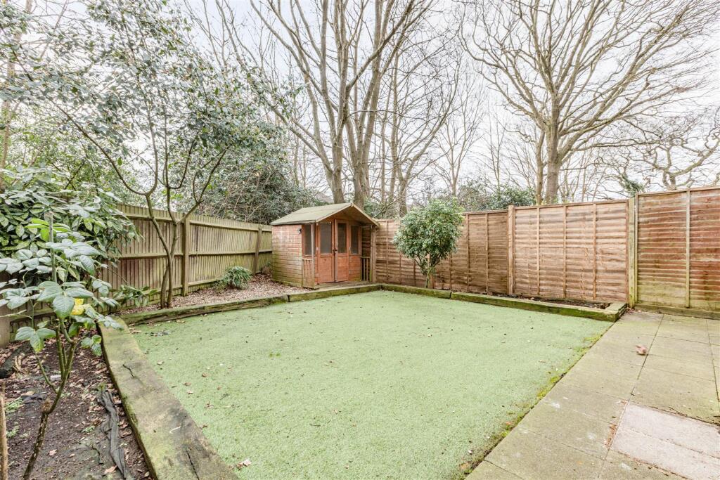 45 Viscount Gardens, KT14 6HE - 8.jpg