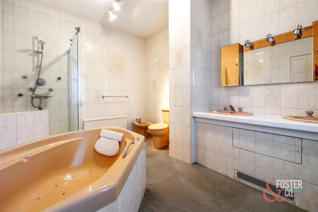 Kings Esplanade_Bath Court_26-010.jpg