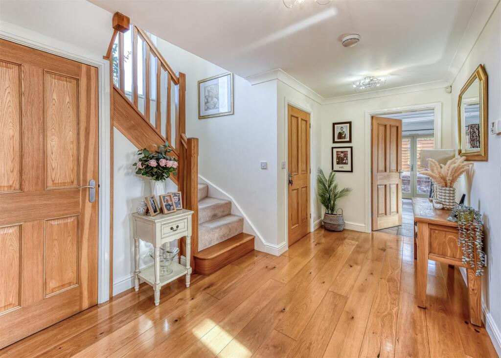 32 Post Office Road-hall1.jpg