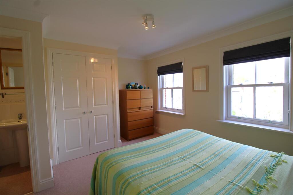 double bedroom with en-suite..JPG