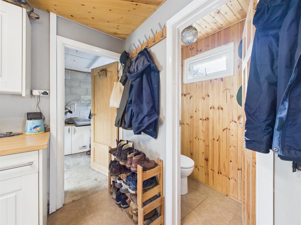 Utility Garage WC.
