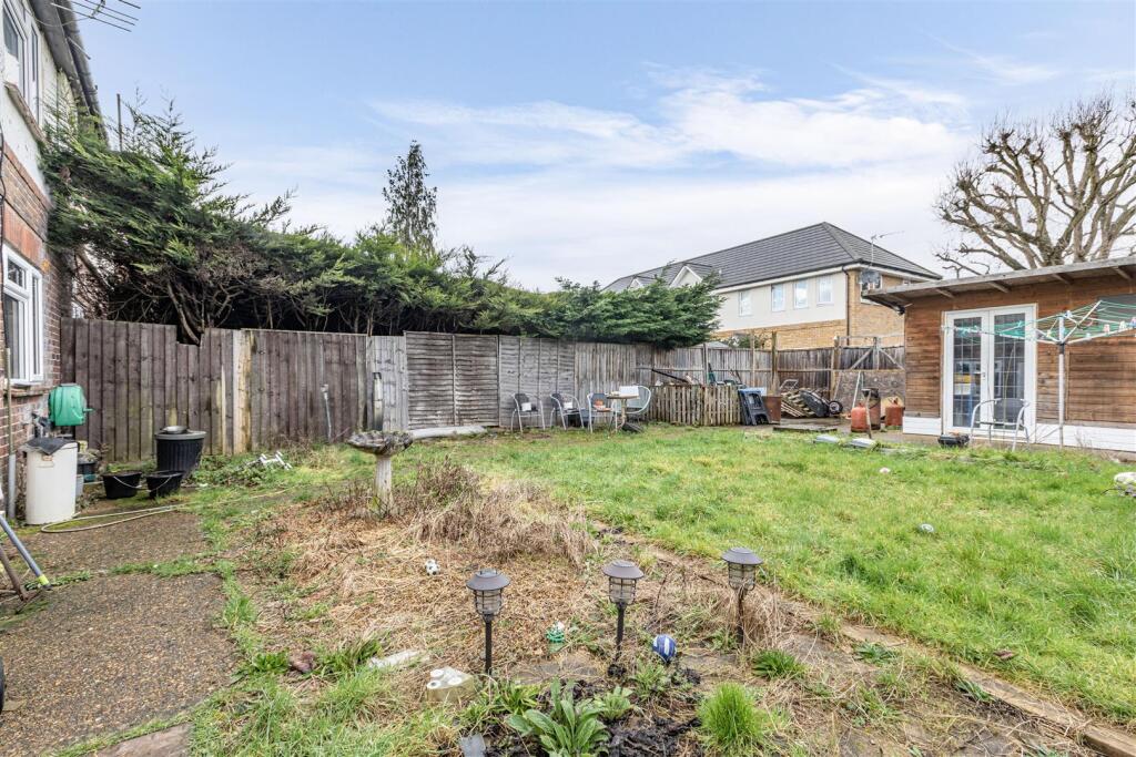 38 Eden Grove Road Byfleet, KT147PX - 2.jpg