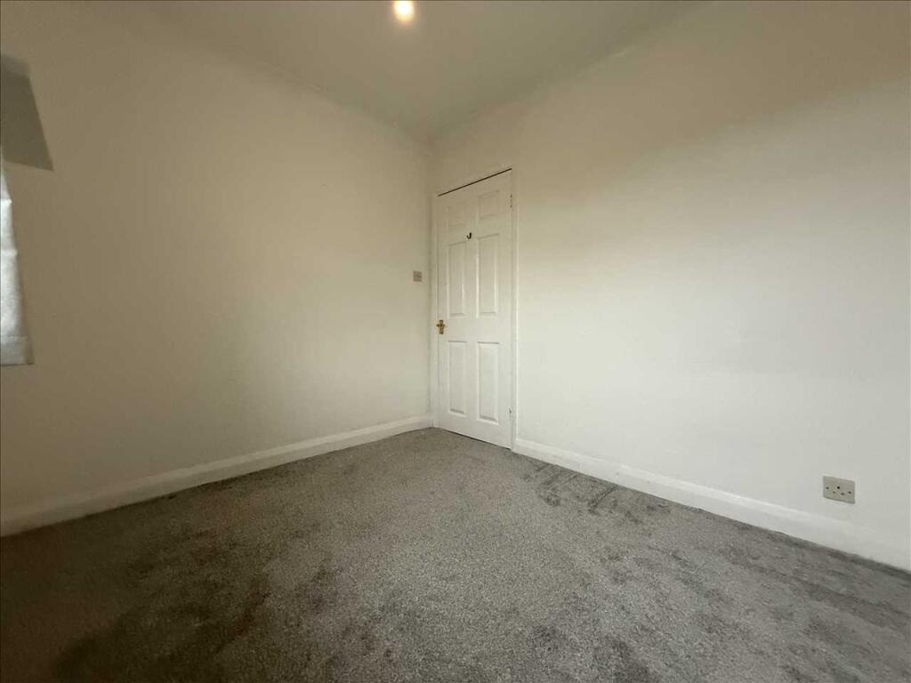 Bedroom (side)