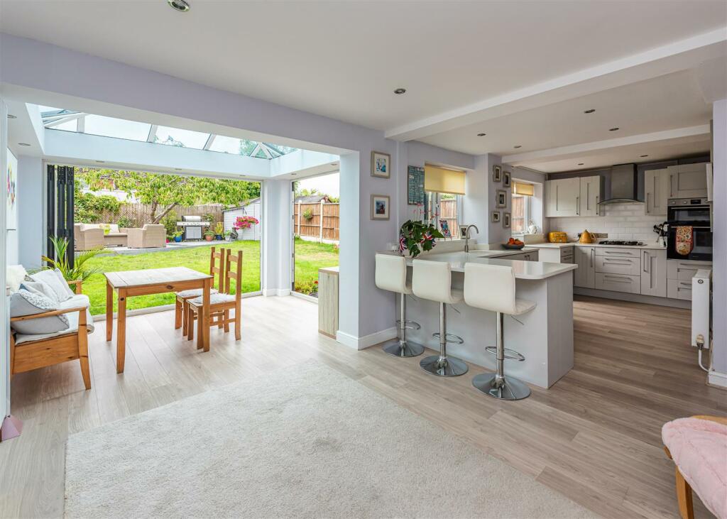 23 Vicarage Road-living kitchen1.jpg