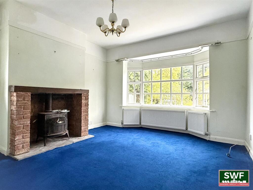 BEDROOM / DINING ROOM
