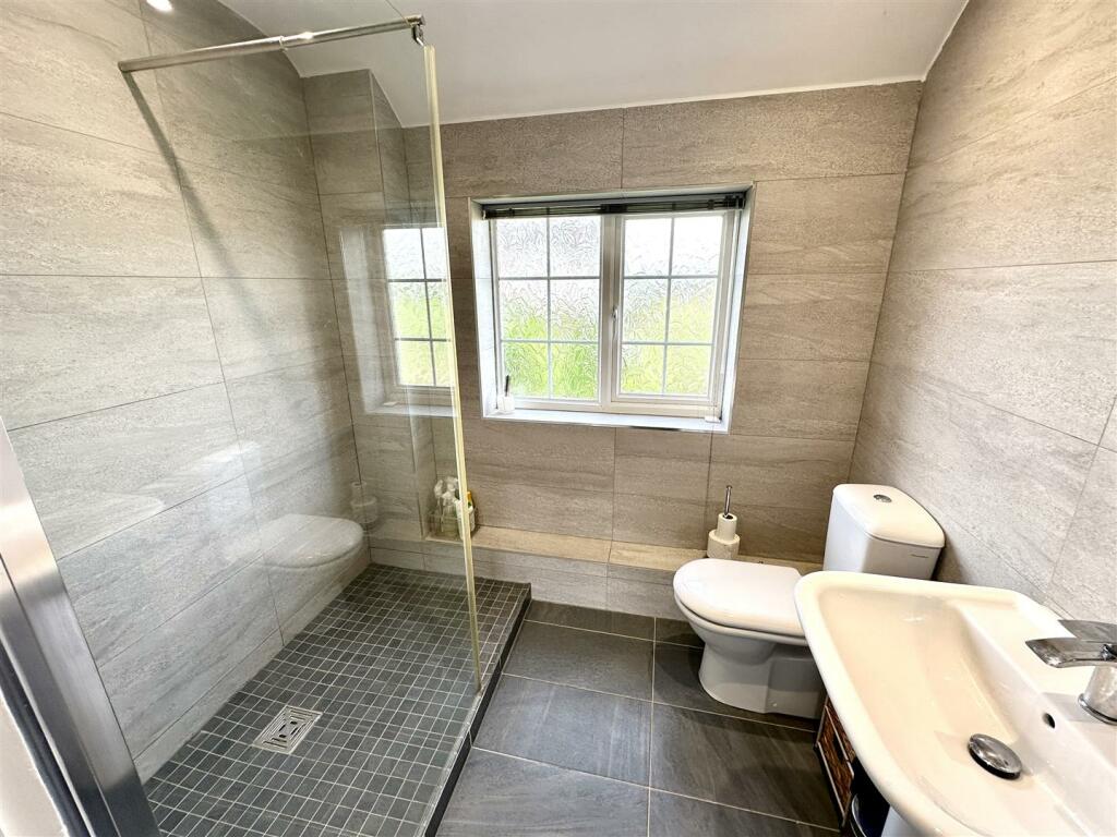 EN-SUITE SHOWER ROOM