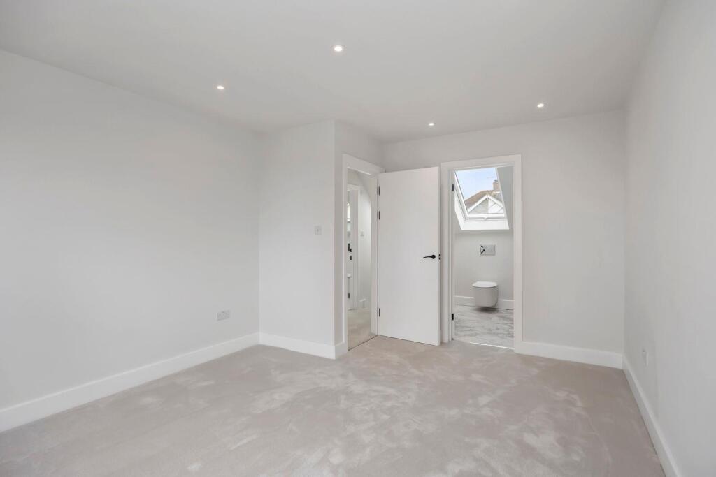 Gleton Avenue 15 BEDROOM EN SUITE.jpeg