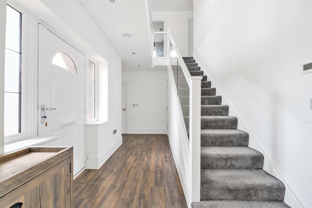 The Gingerbread House, Bessie Lane